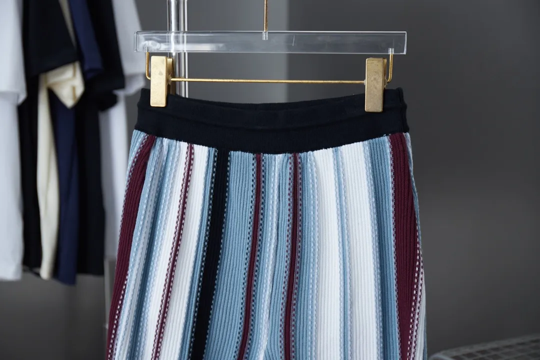 🅿️230 Lujia 25ss new cotton shorts have a loose and breathable silhouette with vertical crochet stripes, and the Yingze embroidered logo is integrated into the left side. The beaded drawstring lasso closure adds an elegant touch, and can be worn with the matching shirt for a cruise look. Size: S.M.L.XL.